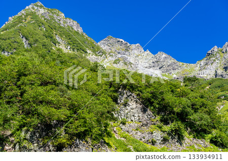 從唐澤營地眺望北穗高嶽及東脊。攀登北阿爾卑斯山北穗高岳。 從唐澤營地眺望北穗高嶽及東脊。攀登北阿爾卑斯山北穗高岳。 133934911