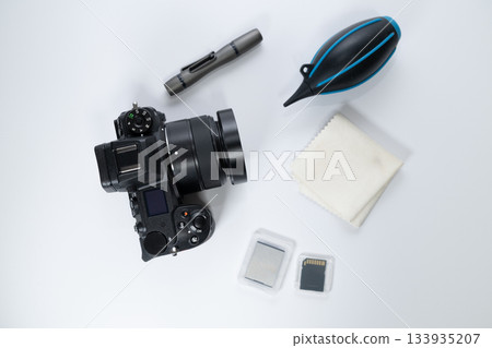 白色背景上的攝影機和維修用品的鳥瞰圖 白色背景上的攝影機和維修用品的鳥瞰圖 133935207