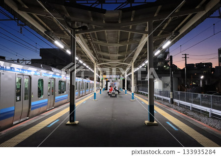 Chigasaki Station platform on the Sagami Line at dusk 133935284