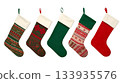 一套色彩繽紛的聖誕裝飾襪 133935576