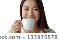 一位年輕的日本女子麵帶微笑，手裡拿著一杯咖啡。 133935578