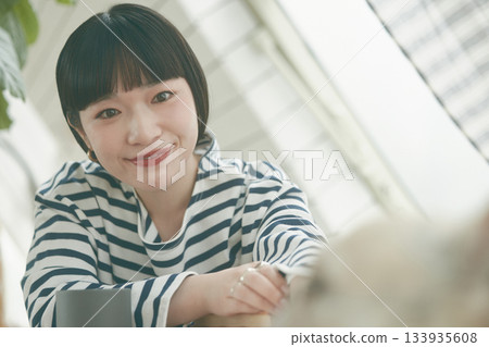 凝視狗的婦女 133935608