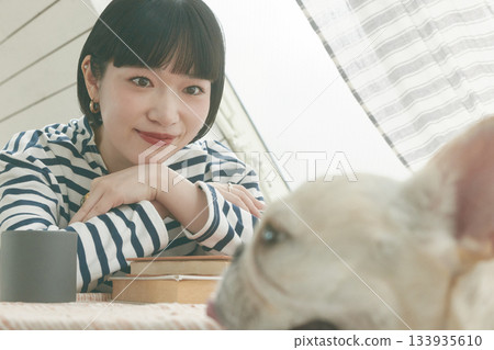 凝視狗的婦女 133935610