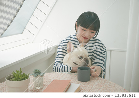 年輕的女士和狗 133935611