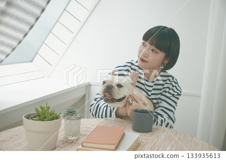 年輕的女士和狗 年輕的女士和狗 133935613