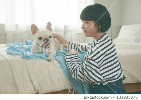 狗和女人在臥室放鬆 133935670