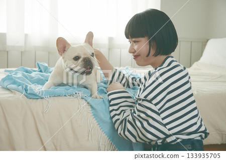 狗和女人在臥室放鬆 133935705