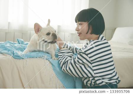 狗和女人在臥室放鬆 133935706