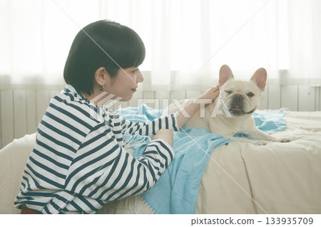 狗和女人在臥室放鬆 133935709