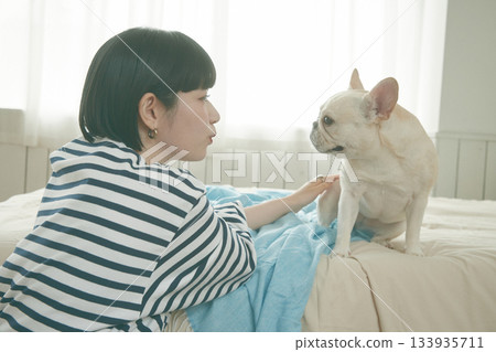 狗和女人在臥室放鬆 133935711