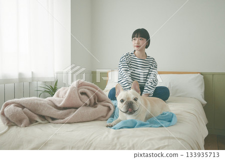 狗和女人在床上放鬆 133935713