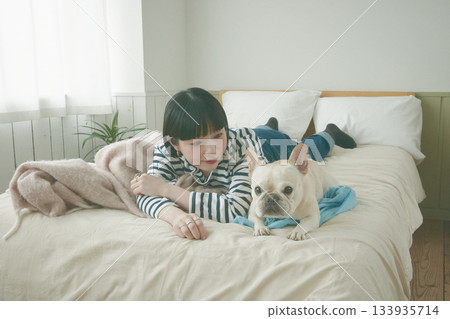 狗和女人躺在床上 133935714