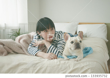 狗和女人躺在床上 133935732