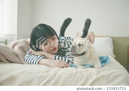 狗和女人躺在床上 133935733