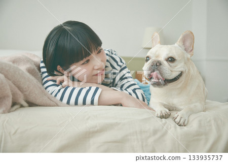 狗和女人躺在床上 133935737