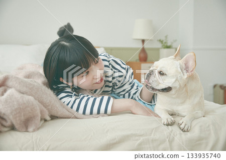 狗和女人躺在床上 133935740