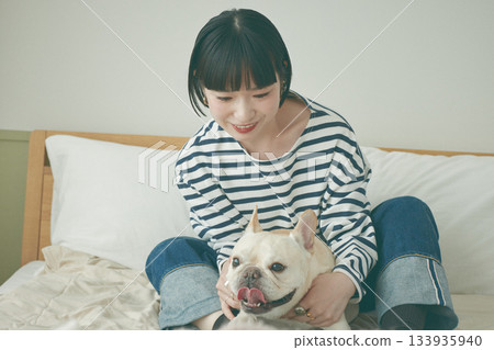 狗和女人在床上放鬆 133935940