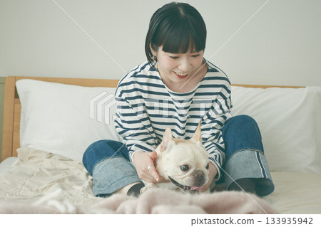 狗和女人在床上放鬆 狗和女人在床上放鬆 133935942
