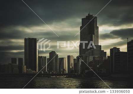 黃昏時分的隅田川,東京中央區 黃昏時分的隅田川,東京中央區 133936050