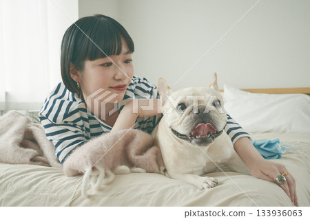 狗和女人躺在床上 133936063