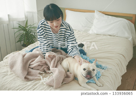 狗和女人在床上放鬆 133936065