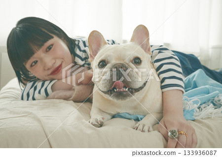狗和女人在床上放鬆 狗和女人在床上放鬆 133936087