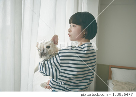 窗邊，女子抱著狗 133936477