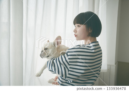 窗邊,女子抱著狗 窗邊,女子抱著狗 133936478