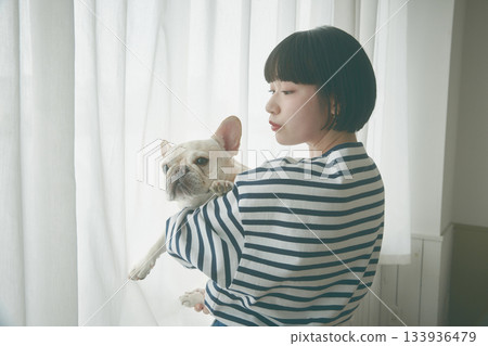 窗邊，女子抱著狗 133936479