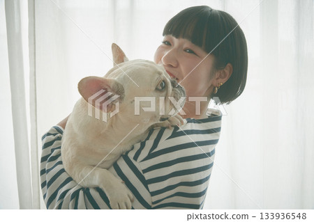 窗邊，女子抱著狗 133936548