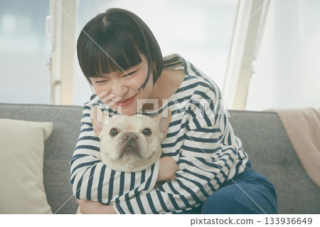 狗狗和女人在沙發上放鬆 133936649