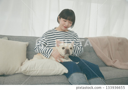 狗狗和女人在沙發上放鬆 133936655