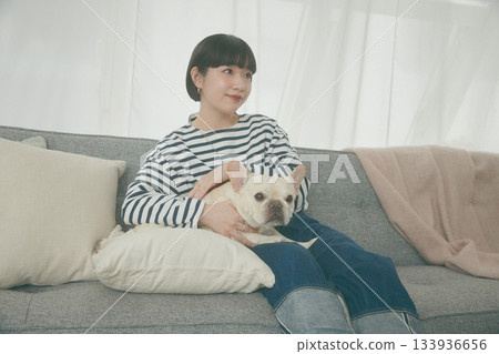 狗狗和女人在沙發上放鬆 133936656