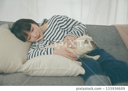 狗狗和女人在沙發上放鬆 133936689