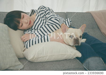 狗狗和女人在沙發上放鬆 133936690