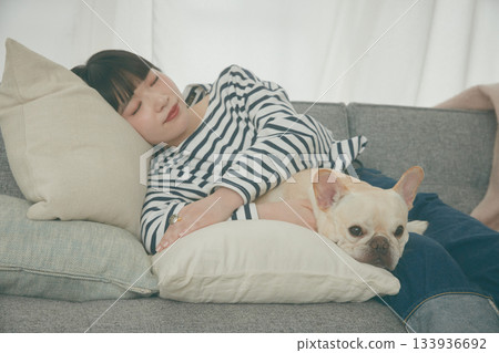 狗狗和女人在沙發上放鬆 狗狗和女人在沙發上放鬆 133936692