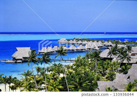 塔希提島波拉波拉島的水上小屋 133936844