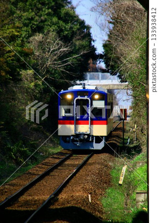鹿島臨海鐵道「8000系」柴油車在大洗鹿島線平穩運行 133938412