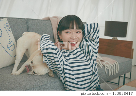 嬉戲的狗和女人 133938417