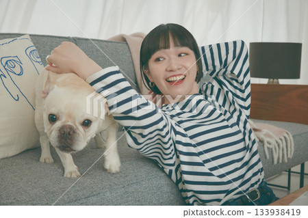 嬉戲的狗和女人 133938419