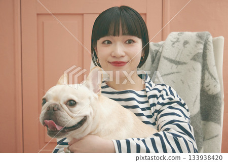 坐在椅子和狗的婦女 133938420