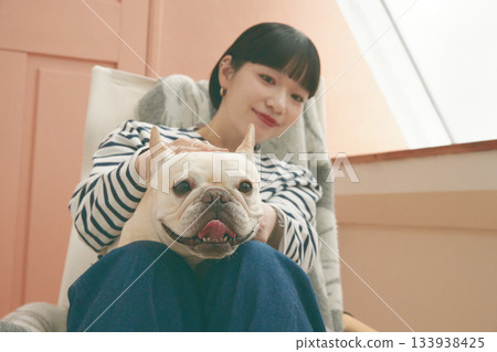 坐在椅子和狗的婦女 133938425