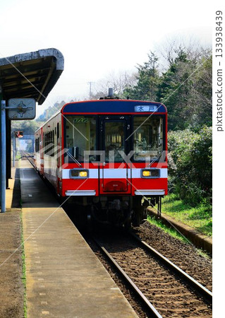 鹿島臨海鐵道「6000系」柴油車在大洗鹿島線平穩運行 133938439