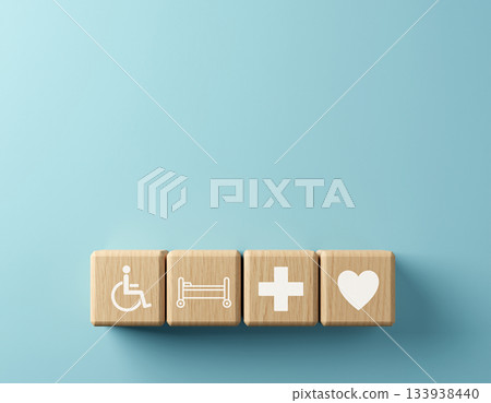 一張極簡風格的背景圖，由木塊組成，上面有代表醫療保健、護理和福利的圖示。 133938440