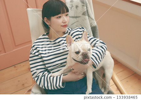 坐在椅子和狗的婦女 133938465