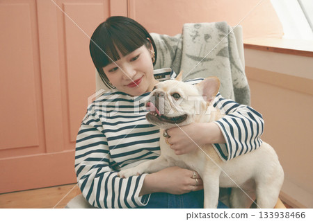 坐在椅子和狗的婦女 坐在椅子和狗的婦女 133938466