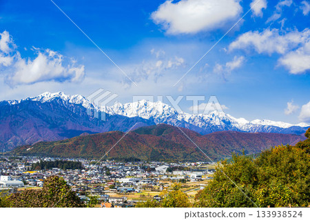 從大町市眺望白馬山脈，雪後層層疊疊的秋葉映照著山脈。 133938524