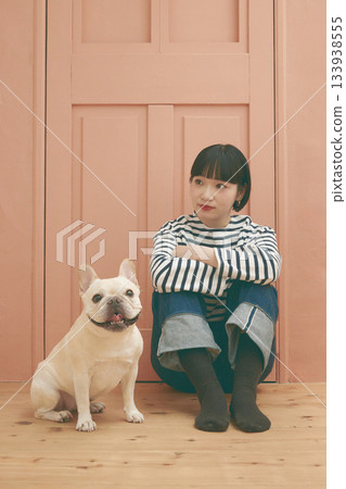 法國鬥牛犬和年輕女子 法國鬥牛犬和年輕女子 133938555