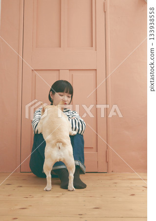 法國鬥牛犬和年輕女子 133938558