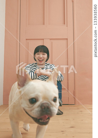 法國鬥牛犬和年輕女子 133938560